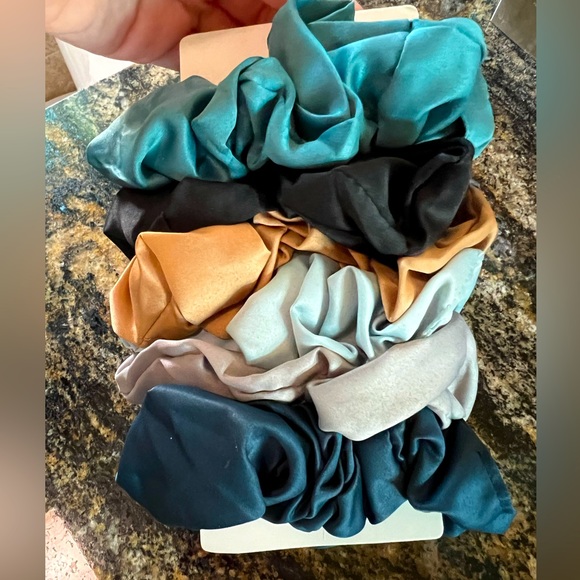 Kitsch Satin Scrunchie Set - Picture 2 of 5